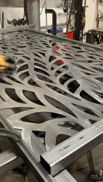 Panel decorativo cortado con precisión en CNC