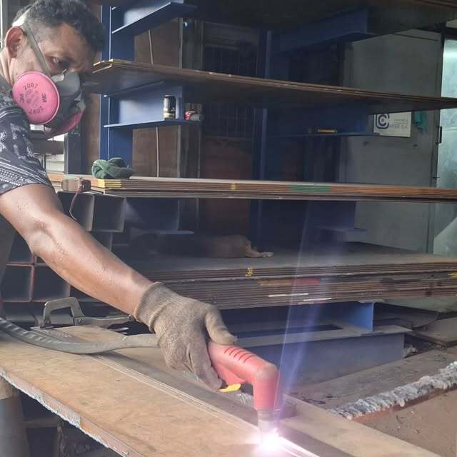 Corte plasma sobre lámina de acero