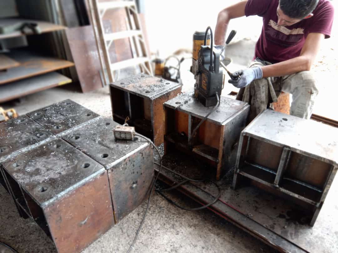 Trabajo de perforación sobre piezas de acero en el taller de TCH